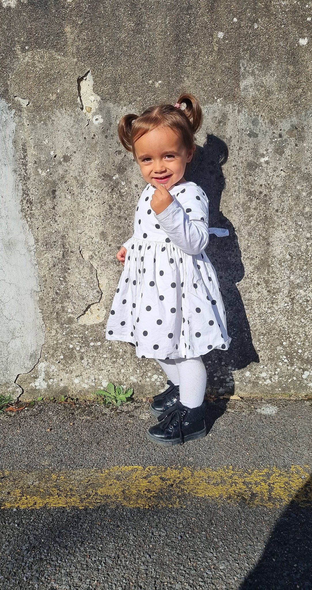 Romy participe au concours pour gagner de l'argent avec cette photo : art, asphalt, baby_toddler_clothing, day_dress, dress, fashion_design, gesture, grass, grey, happy, head, joy, one_piece_garment, pattern, people_in_nature, person, road_surface, shoe, sleeve, tints_and_shades