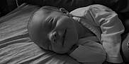 Lucïe a rejoint le concours — aidez-le/la à gagner de superbes lots ! baby, bed, bedroom, blanket, bodypart, face, finger, furniture, hand, head, indoors, newborn, person, photography, portrait, room, sleeping