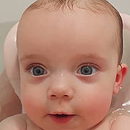 Lucïe participe au concours pour gagner de l'argent avec cette photo : baby, bath, child, closeup, curious, cute, expression, eyes, face, head, human, indoors, infant, person, portrait, shoulders, skin, water, wet, young