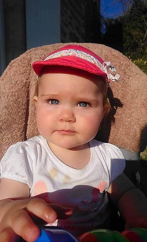 Lylou a rejoint le concours — aidez-le/la à gagner de superbes lots ! baby, cheek, child, child_model, fashion_accessory, hair_accessory, head, headgear, headwear, lip, person, pink, skin, smile, toddler