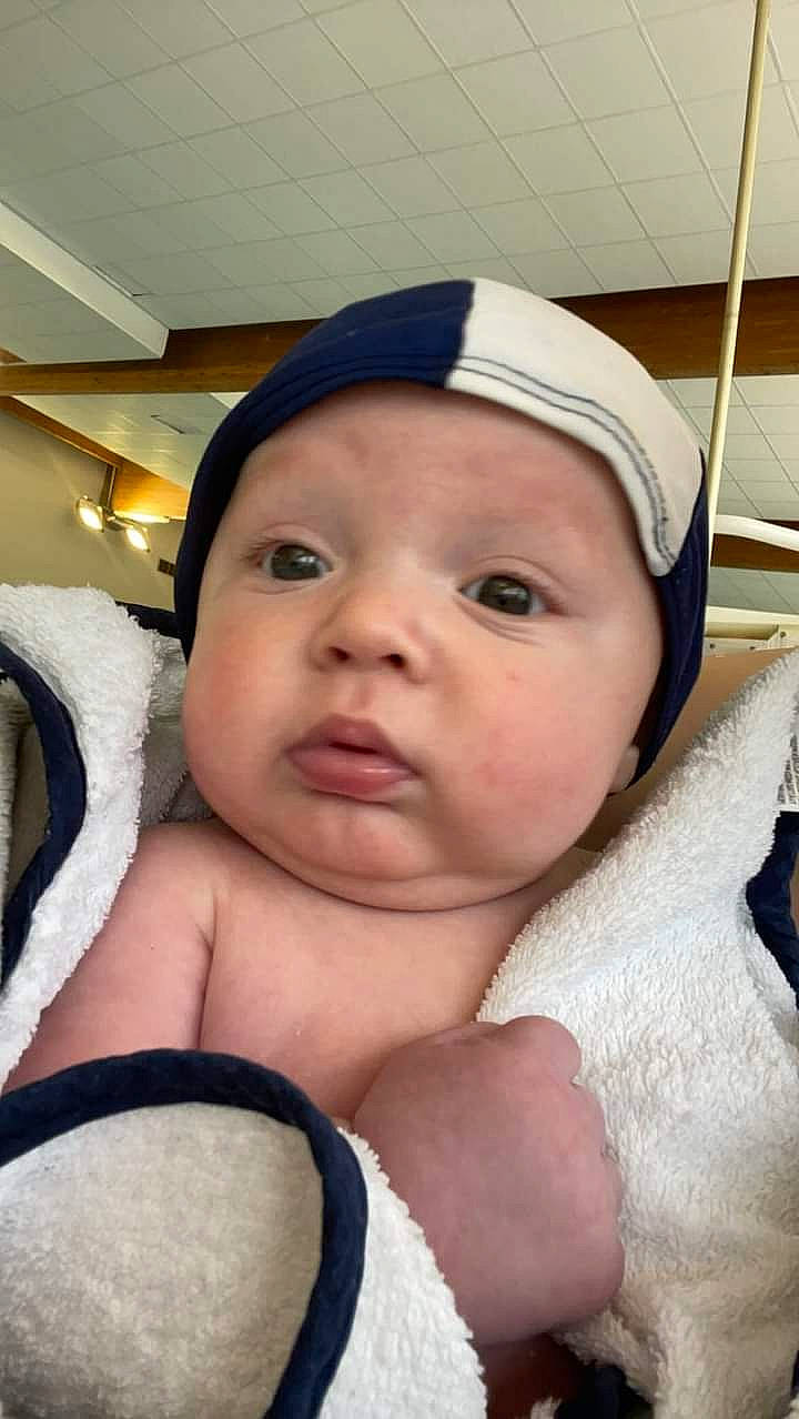 Tyméo a rejoint le concours — aidez-le/la à gagner de superbes lots ! baby, cap, cheek, child, comfort, eye, eyebrow, eyelash, fun, fur, happy, headgear, headwear, linens, mouth, nose, person, room, skin, smile