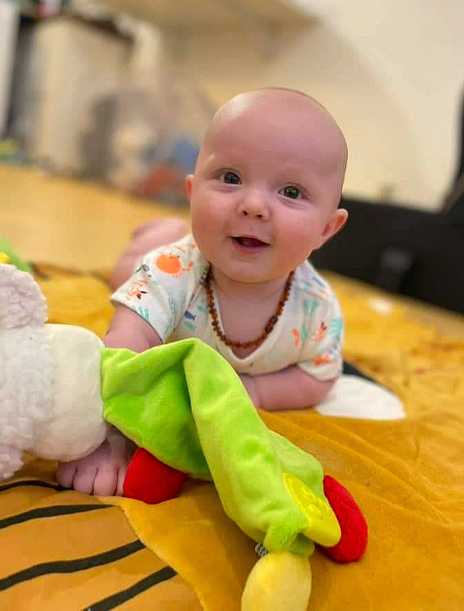 Tyméo participe au concours pour gagner de l'argent avec cette photo : baby, baby_playing_with_toys, baby_toddler_clothing, baby_toys, cheek, child, comfort, eye, flooring, fun, happy, hardwood, orange, person, room, sitting, skin, smile, toddler, tummy_time
