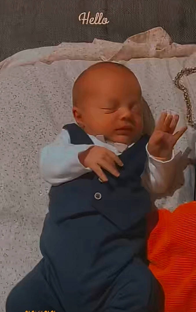 Tyméo participe au concours pour gagner de l'argent avec cette photo : art, baby, baby_products, baby_sleeping, baby_toddler_clothing, bedding, cheek, child, comfort, formal_wear, happy, linens, pattern, person, room, sitting, sleeve, suit, thumb, toddler