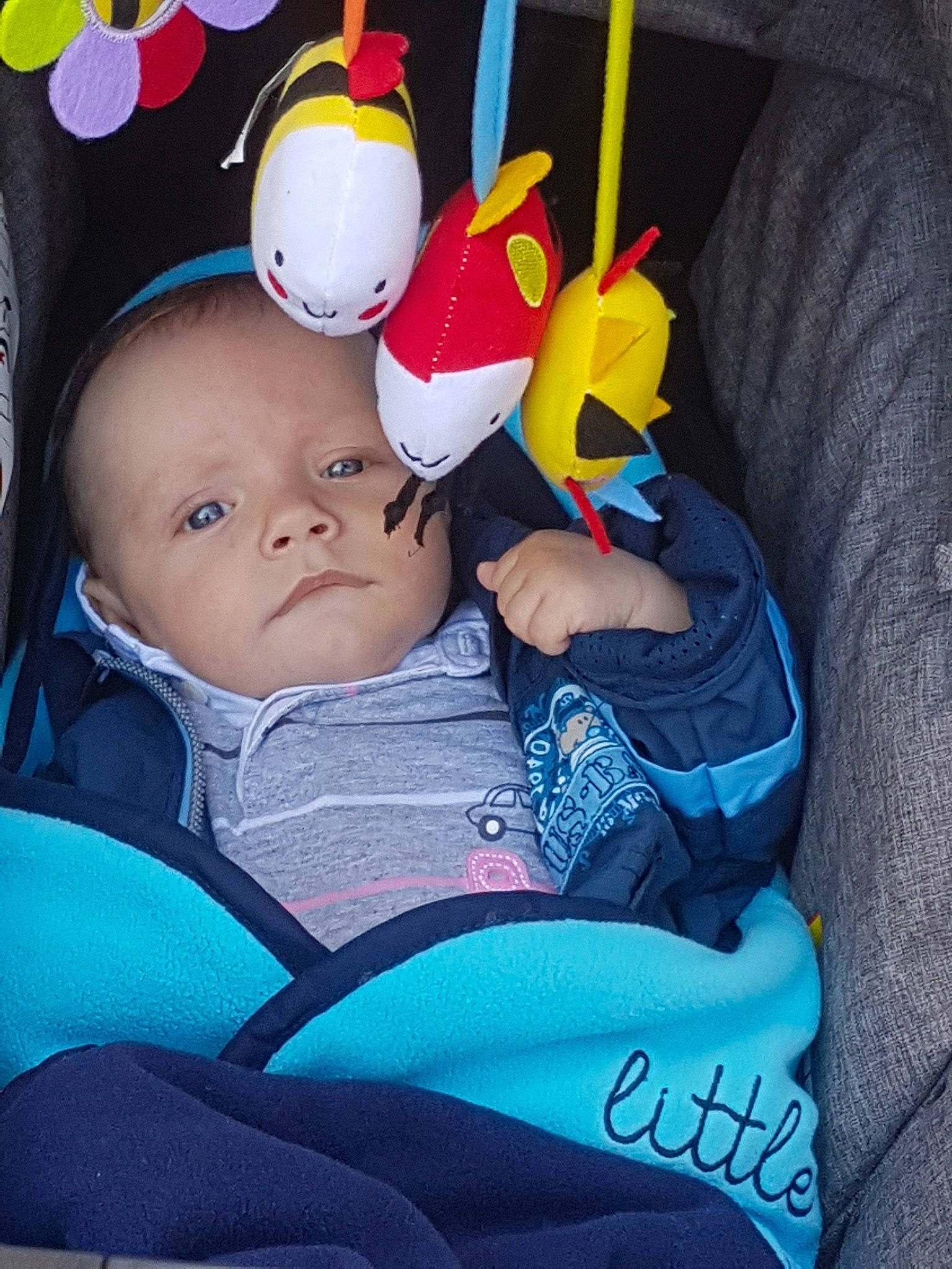 Mathis a rejoint le concours — aidez-le/la à gagner de superbes lots ! baby, baby_products, baby_toys, blue, child, ear, happy, head, person, play, product, skin, smile, textile, toddler, yellow