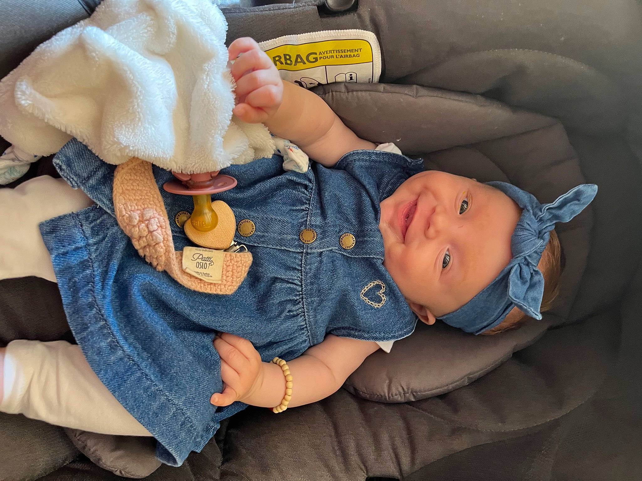 Santina a rejoint le concours — aidez-le/la à gagner de superbes lots ! auto_part, baby, baby_carriage, baby_in_car_seat, baby_products, baby_sleeping, baby_toddler_clothing, car_seat, child, comfort, finger, grass, headwear, joy, lap, linens, nap, person, sitting, sleep