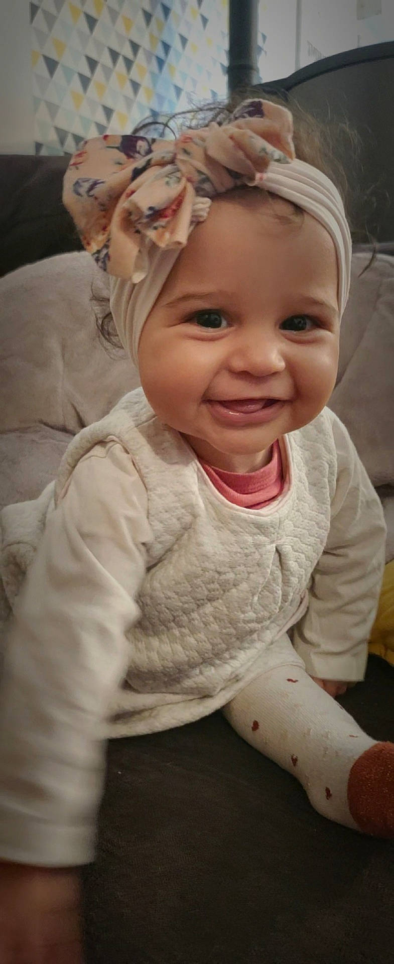 Alba a rejoint le concours — aidez-le/la à gagner de superbes lots ! baby, babylaughing, clothing, couch, cushion, face, furniture, happy, hat, head, homedecor, knitwear, laughing, pants, person, photography, portrait, sitting, smile, sweater