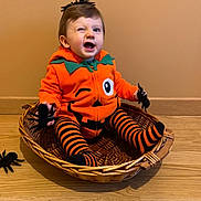 Eren a rejoint le concours — aidez-le/la à gagner de superbes lots ! baby, basket, clothing, coat, cutlery, face, glove, happy, hardwood, head, jacket, laughing, pants, person, photography, plant, portrait, pottedplant, sitting, wood