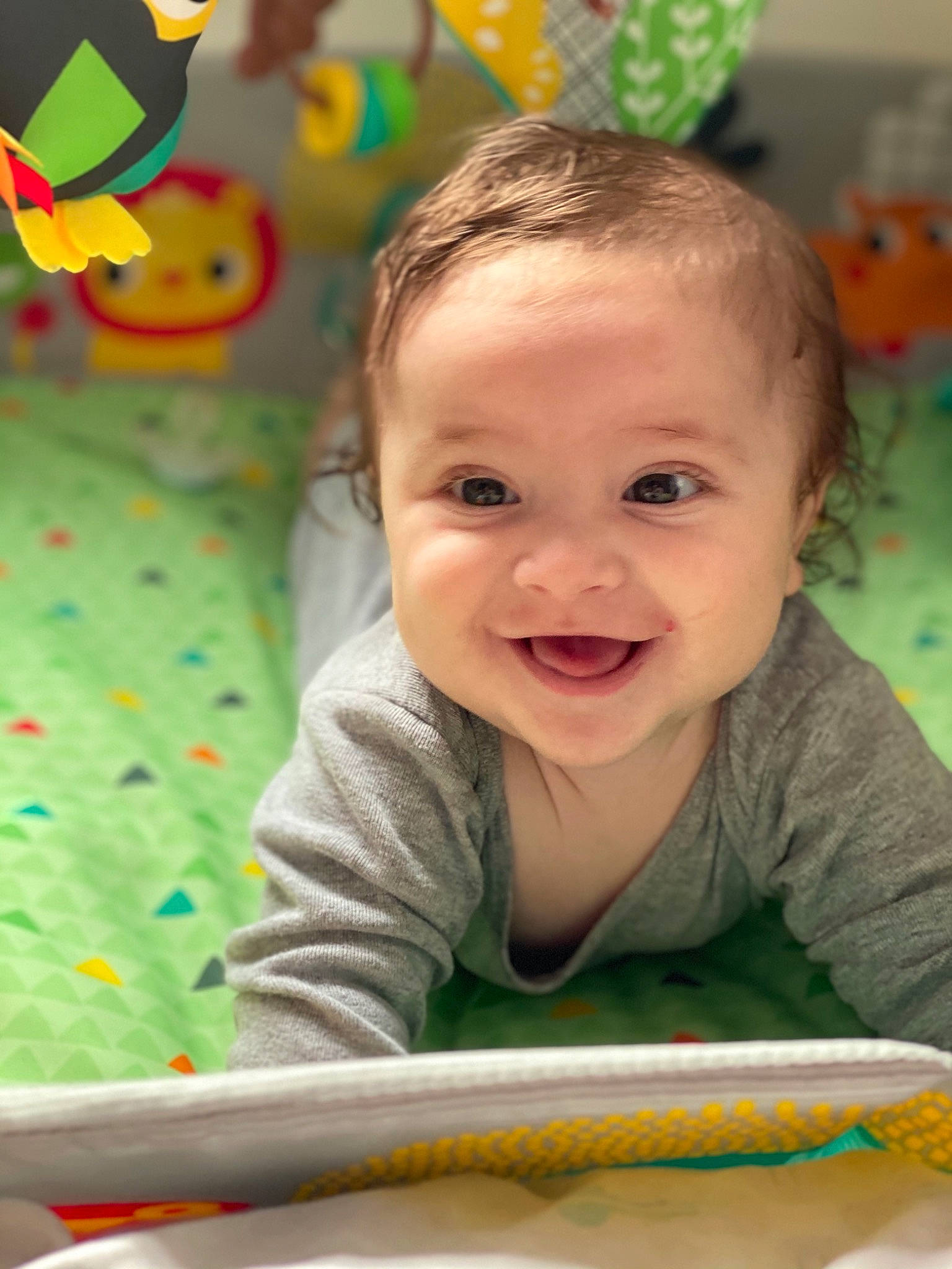 Dylan a rejoint le concours — aidez-le/la à gagner de superbes lots ! baby, baby_playing_with_toys, baby_products, baby_toddler_clothing, cheek, child, chin, fun, green, happy, iris, joy, leisure, nose, person, photograph, skin, smile, snapshot, toddler