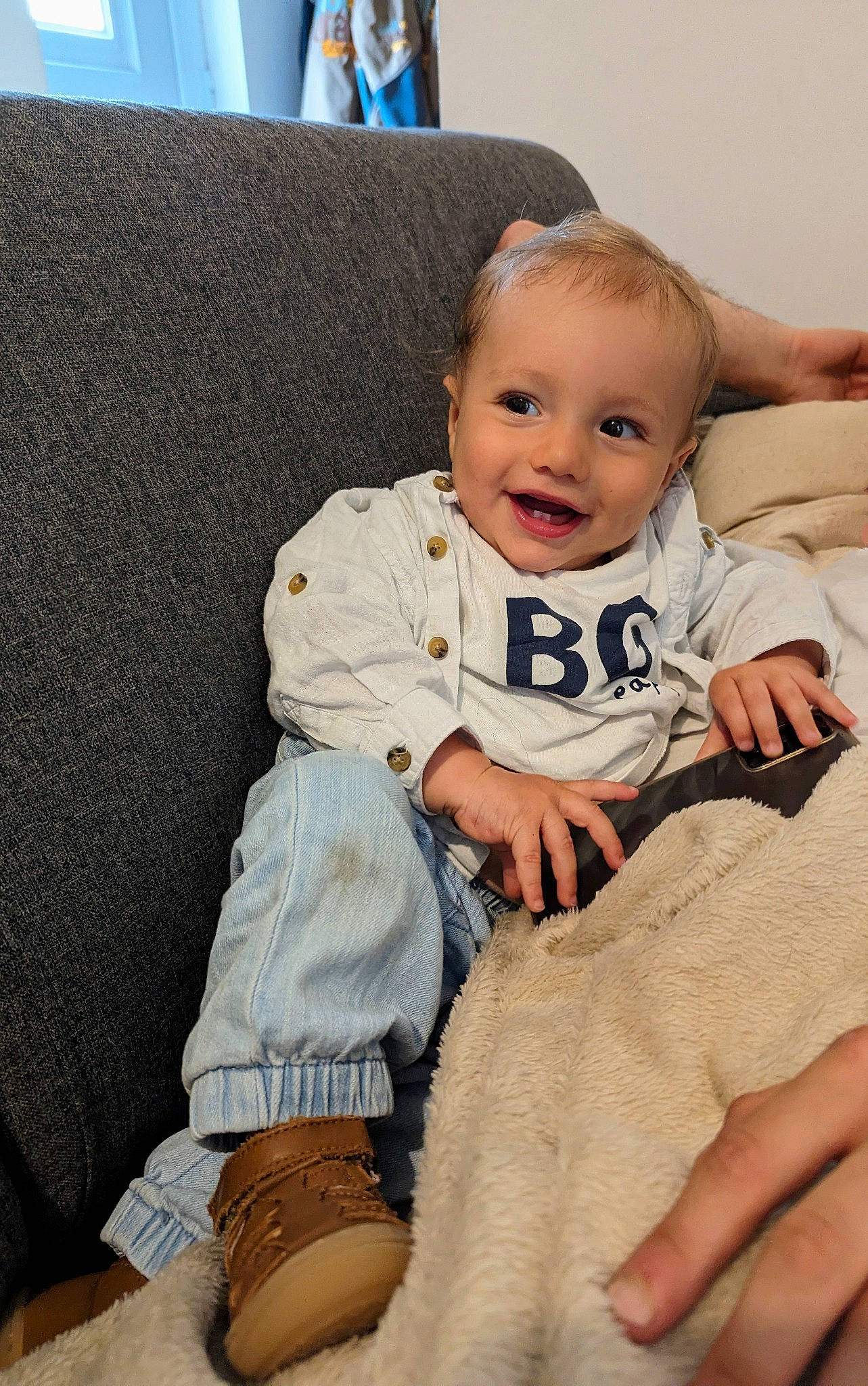 Robin a rejoint le concours — aidez-le/la à gagner de superbes lots ! baby, baby_toddler_clothing, cheek, child, comfort, couch, face, flooring, foot, happy, head, joy, lap, leg, person, sitting, skin, sleeve, smile, sock