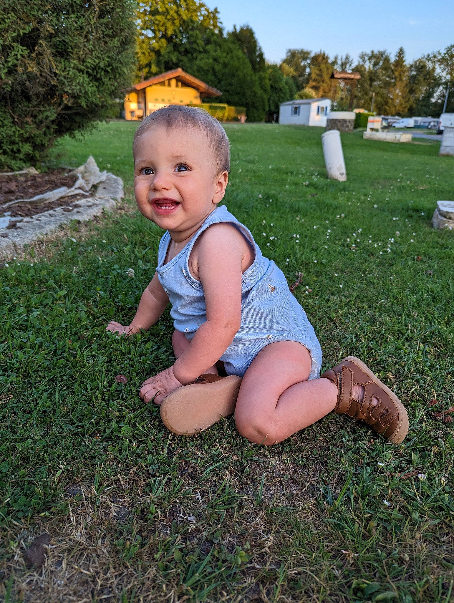 Robin a rejoint le concours — aidez-le/la à gagner de superbes lots ! baby, baby_toddler_clothing, electric_blue, fun, garden, grass, grassland, happy, joy, lawn, leisure, people_in_nature, person, plant, shorts, sitting, sky, smile, summer, t_shirt