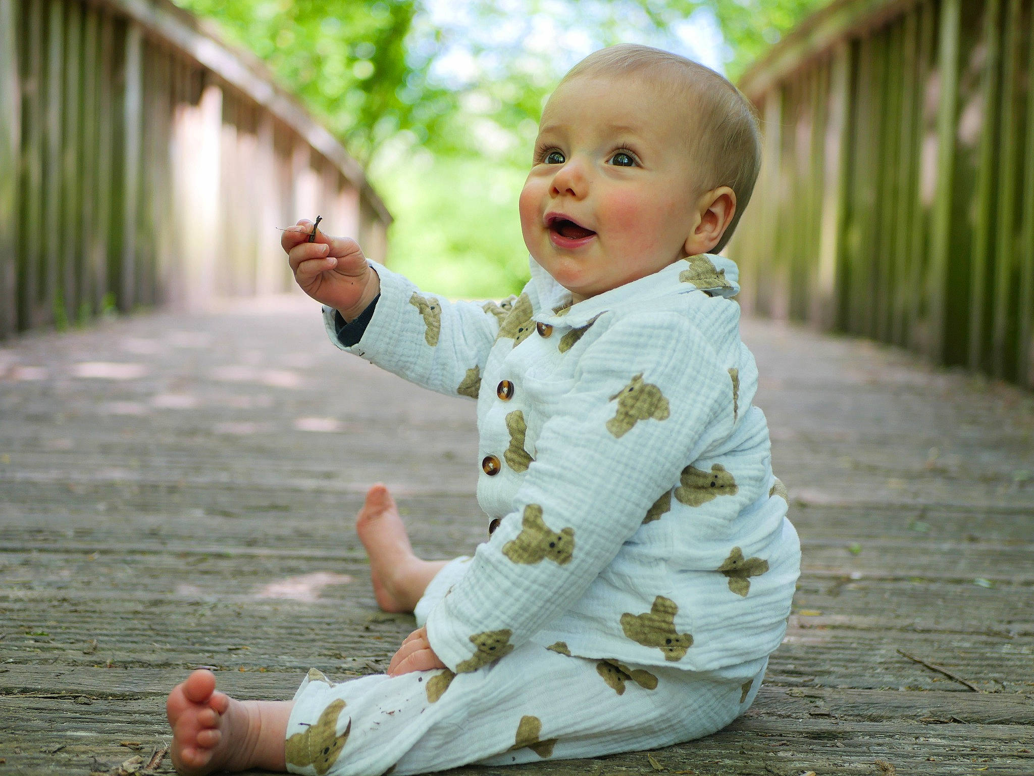 Robin participe au concours pour gagner de l'argent avec cette photo : baby, baby_toddler_clothing, child, dress, flash_photography, flooring, fun, gesture, grass, happy, leisure, people_in_nature, person, plant, skin, sleeve, smile, standing, toddler, tree