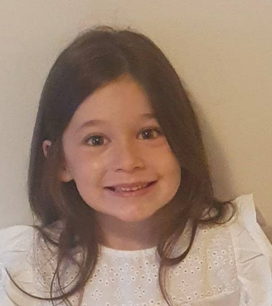 Maylie a rejoint le concours — aidez-le/la à gagner de superbes lots ! bangs, black_hair, brown_hair, cheek, child, chin, ear, eyebrow, eyelash, fashion_accessory, forehead, happy, iris, jaw, joy, layered_hair, lip, long_hair, nose, person