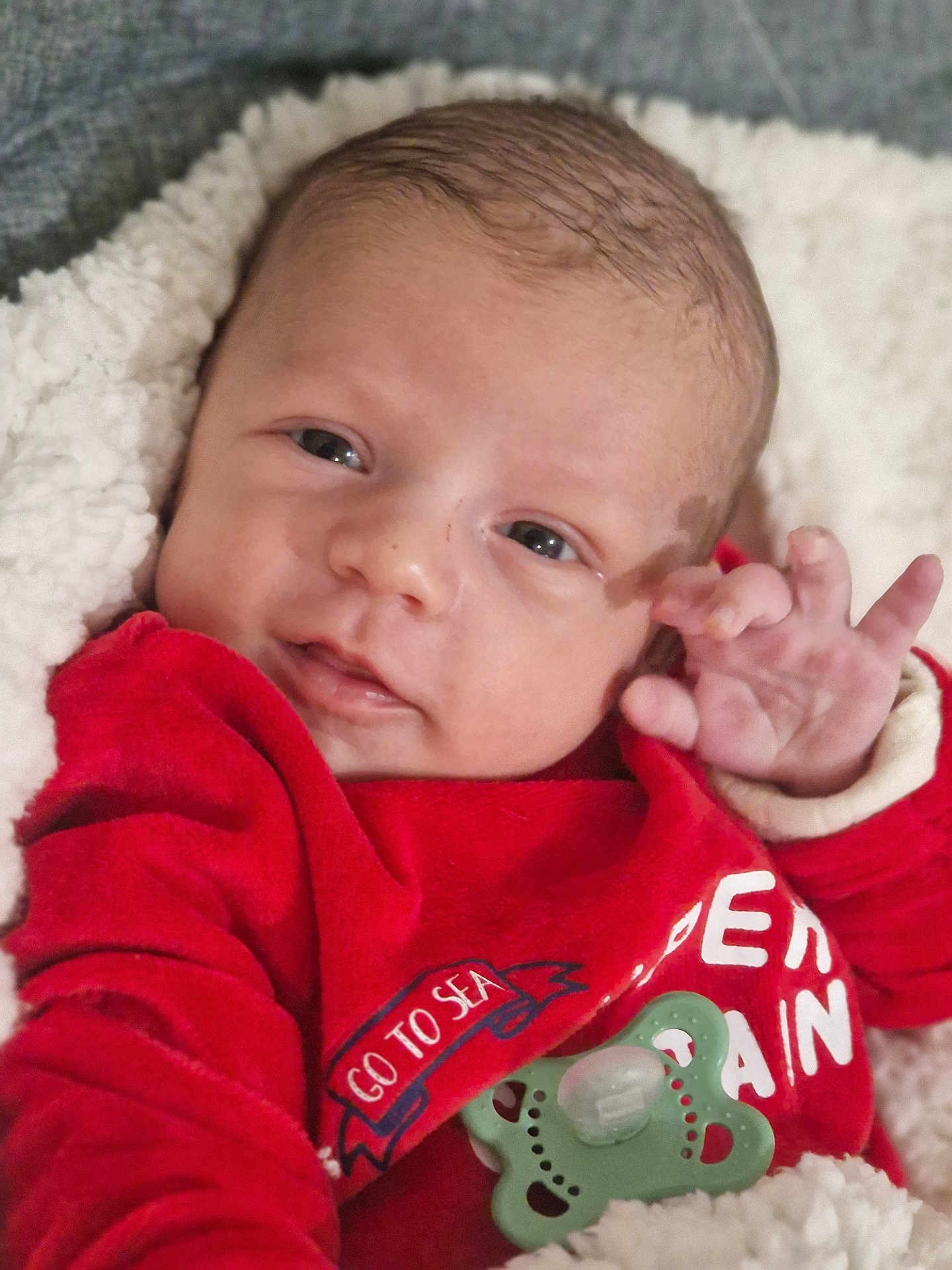 Erwan a rejoint le concours — aidez-le/la à gagner de superbes lots ! baby, infant, face, hand, red_clothing, blanket, pacifier, portrait, newborn, cute, soft, warm, cozy, child, sleepwear, skin, expression, closeup, indoor, person