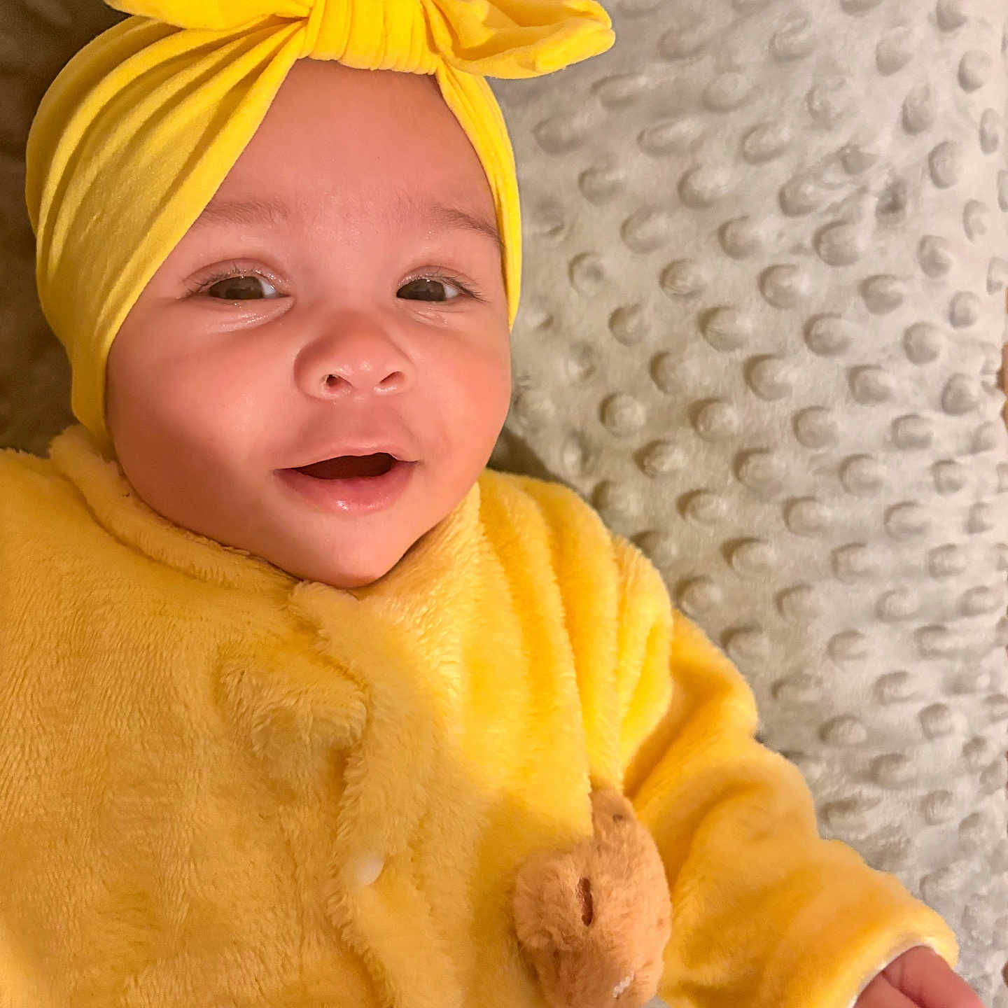Beyla participe au concours pour gagner de l'argent avec cette photo : baby, child, smile, yellow_clothing, headwrap, blanket, fuzzy, cute, portrait, infant, happy, soft_texture, lying_down, face, hand, indoors, warm_clothing, baby_girl, adorable, cozy