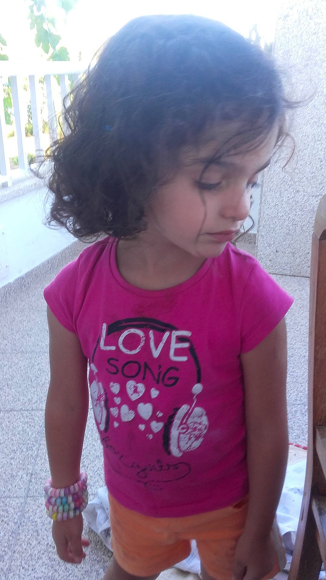 Mariana a rejoint le concours — aidez-le/la à gagner de superbes lots ! arm, black_hair, cheek, child, cool, day, girl, hair, hairstyle, head, human_hair_color, mouth, person, pink, purple, shoulder, skin, smile, t_shirt, textile