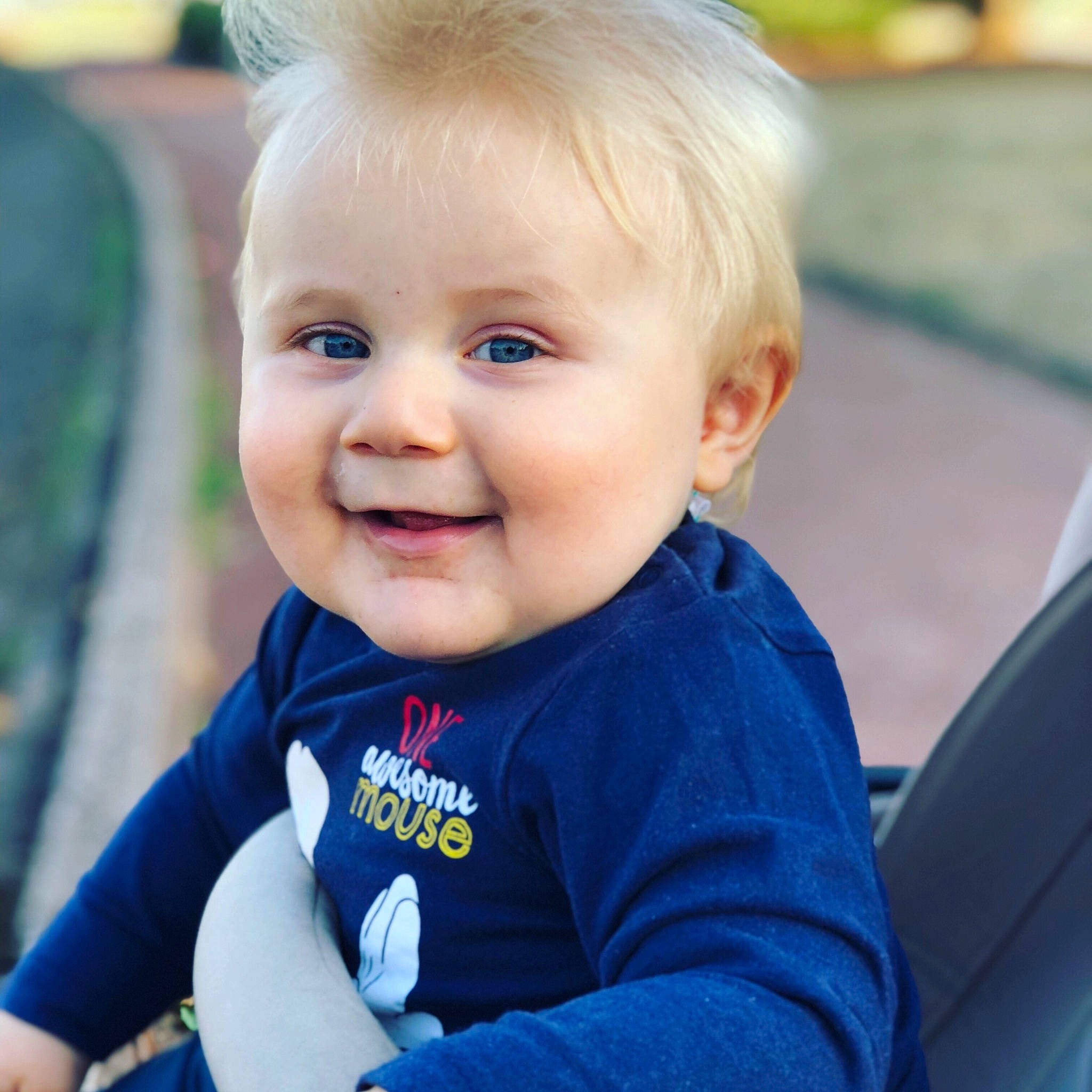 Maë participe au concours pour gagner de l'argent avec cette photo : baby, baby_products, blond, cheek, child, chin, cool, eye, face, facial_expression, hair, hairstyle, head, joy, lip, male, nose, person, product, skin