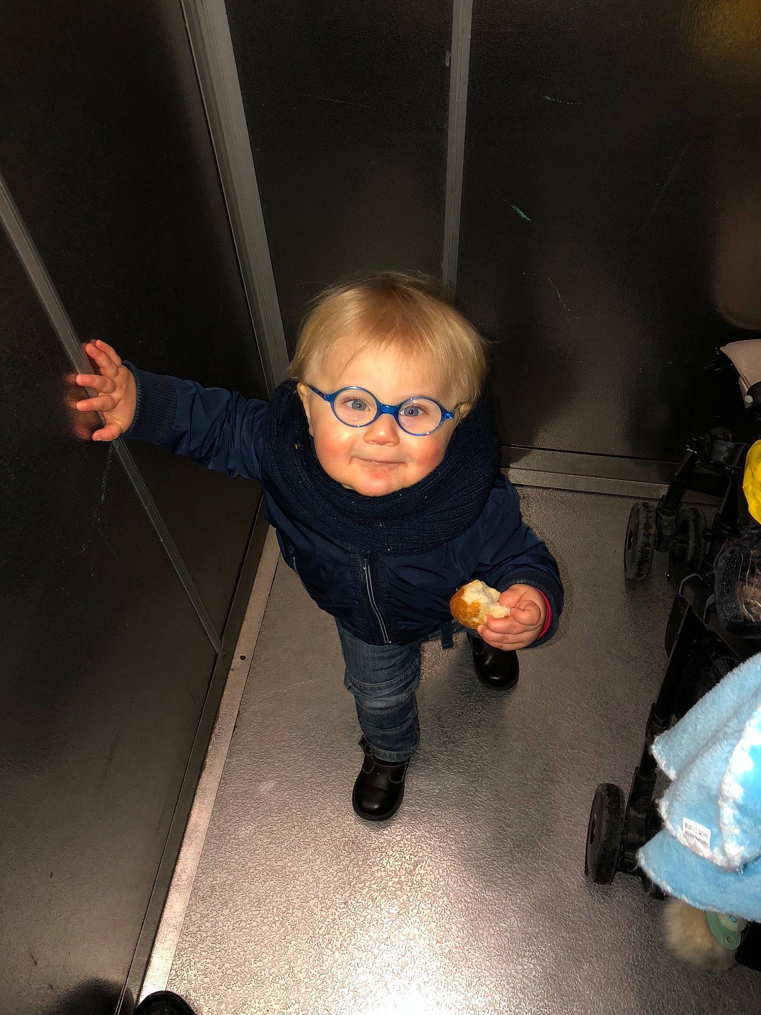 Maë a rejoint le concours — aidez-le/la à gagner de superbes lots ! child, eye, eyewear, finger, fun, glasses, person, smile, toddler, vacation, vision_care