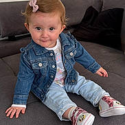 Lola a rejoint le concours — aidez-le/la à gagner de superbes lots ! toddler, child, denim_jacket, jeans, shoes, minnie_mouse, bow, hair_accessory, smile, couch, indoor, cute, person, sitting, clothing, footwear, baby, portrait, happy, casual