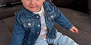 Lola a rejoint le concours — aidez-le/la à gagner de superbes lots ! baby, bow, casual, child, clothing, couch, cute, denim_jacket, footwear, hair_accessory, happy, indoor, jeans, minnie_mouse, person, portrait, shoes, sitting, smile, toddler