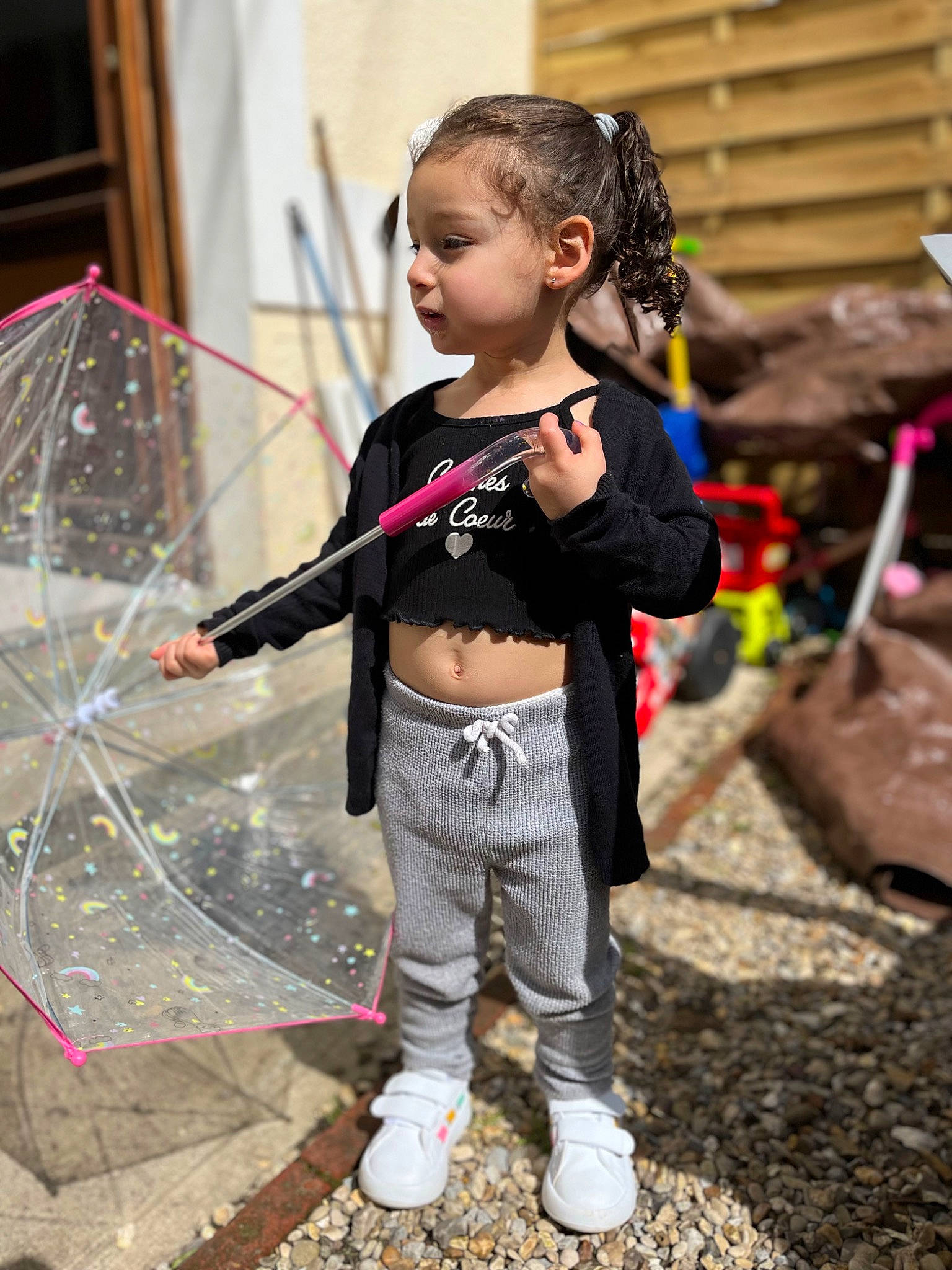 Leya a rejoint le concours — aidez-le/la à gagner de superbes lots ! child, city, fashion_accessory, fashion_design, fun, happy, leisure, liquid_bubble, net, person, play, recreation, soil, street, toddler, toy, vacation