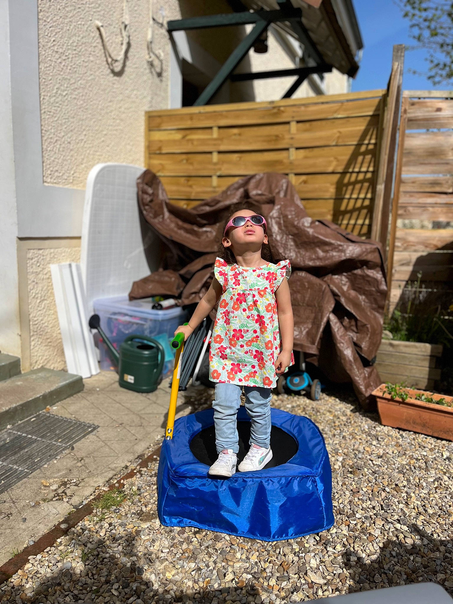 Leya participe au concours pour gagner de l'argent avec cette photo : child, city, electric_blue, flooring, fun, grass, house, leisure, outdoor_play_equipment, pattern, person, plant, play, sitting, sky, soil, toddler, tree, visual_arts, wood