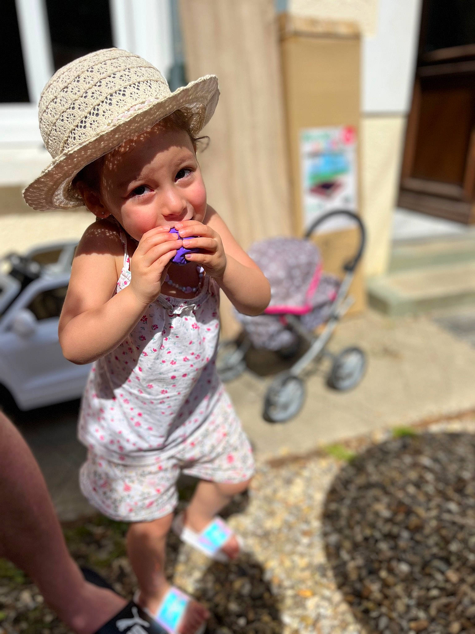 Leya participe au concours pour gagner de l'argent avec cette photo : cap, child, fedora, footwear, fun, grass, happy, hat, headwear, leisure, person, plant, recreation, sandal, skin, smile, sun_hat, tire, toddler, toy