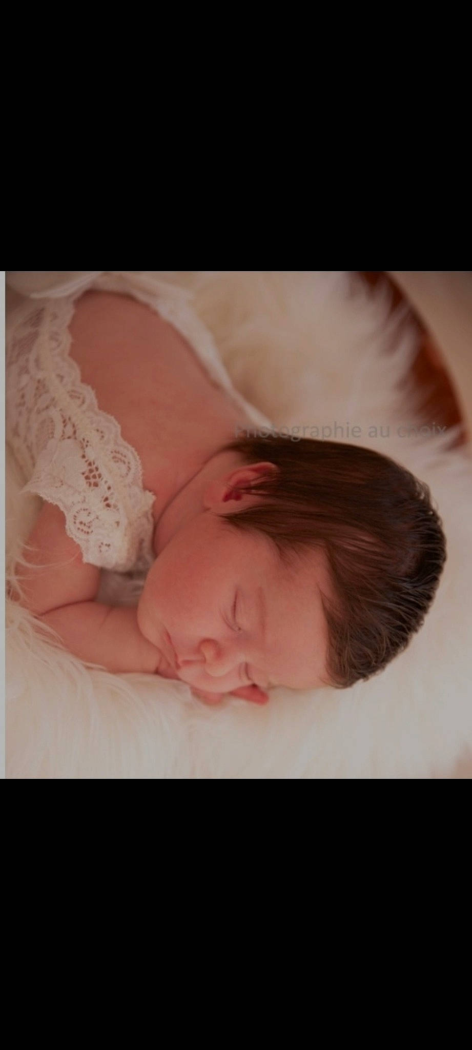 Lisa participe au concours pour gagner de l'argent avec cette photo : abdomen, arm, baby, baby_sleeping, chest, child, comfort, eye, eyelash, fashion_accessory, flash_photography, flesh, gesture, hand, happy, headpiece, human_body, jewellery, linens, person