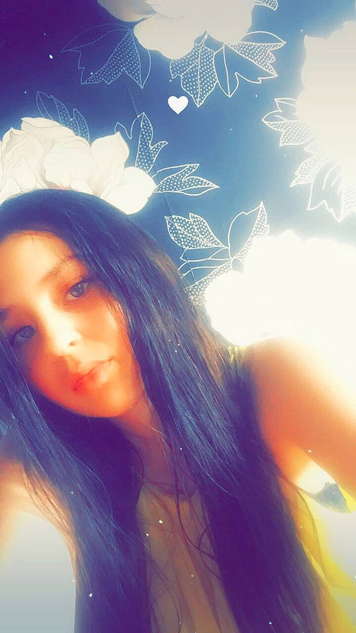 Clara participe au concours pour gagner de l'argent avec cette photo : backlighting, black_hair, brown_hair, cg_artwork, darkness, electric_blue, eyelash, fashion_accessory, flash_photography, fun, gesture, grass, happy, headpiece, layered_hair, lens_flare, lip, long_hair, people_in_nature, person