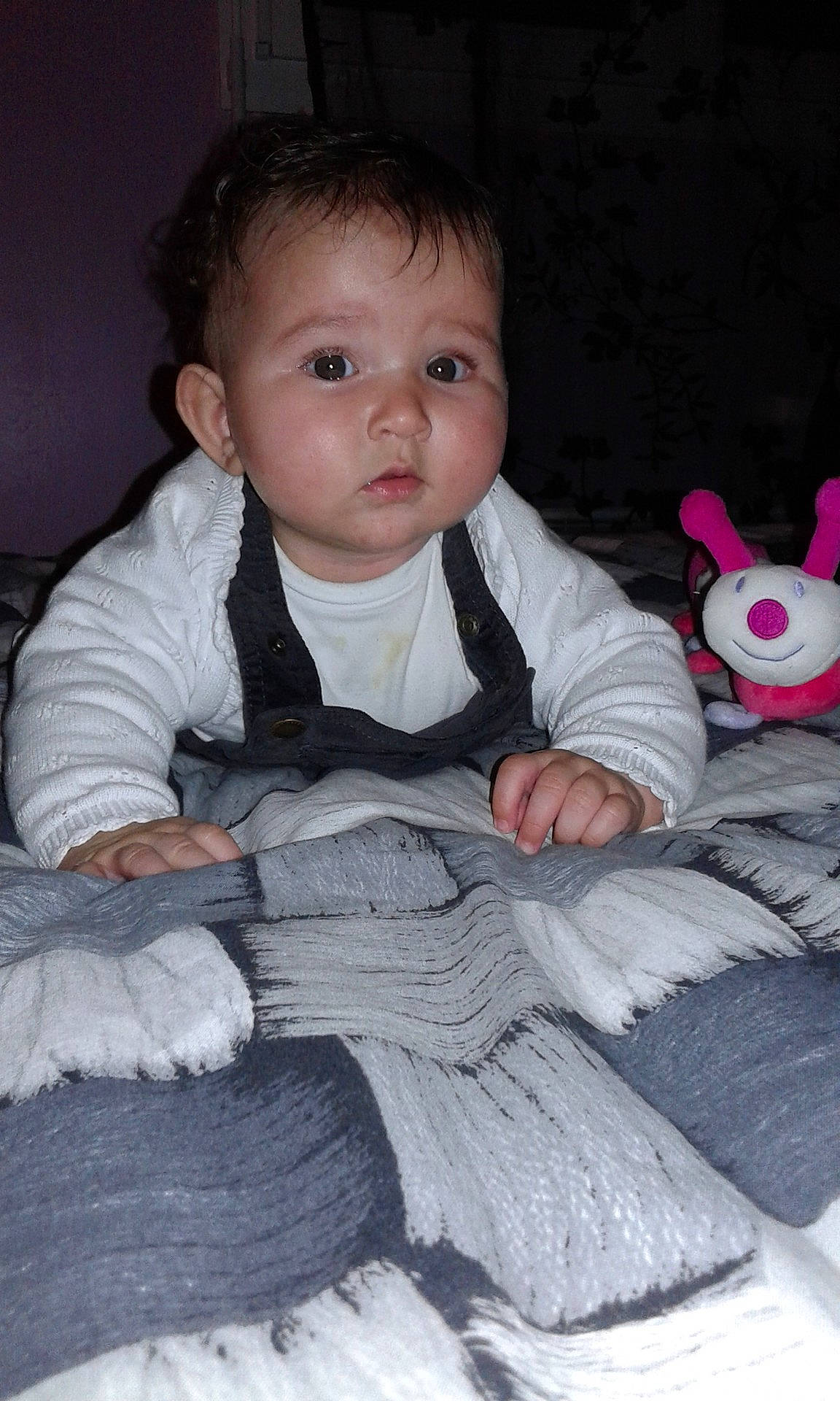 Zélie a rejoint le concours — aidez-le/la à gagner de superbes lots ! boy, cheek, child, cool, day, eye, fun, girl, head, human, infant, nose, person, pink, product, sitting, skin, smile, textile, toddler