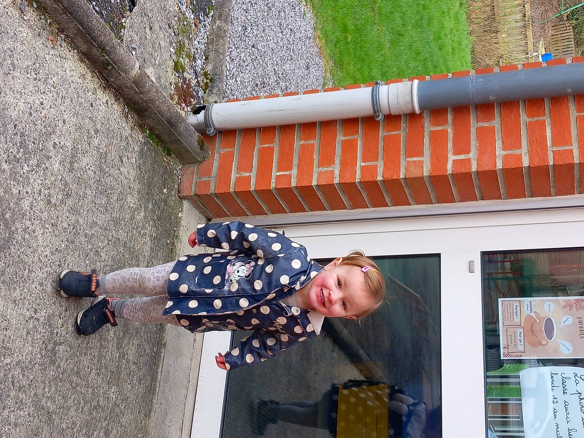 Fanny a rejoint le concours — aidez-le/la à gagner de superbes lots ! child, electric_blue, fun, human_leg, joy, leisure, orange, pattern, person, plaid, recreation, red, shadow, sitting, street, tartan, toddler, tree, walking_shoe, wall