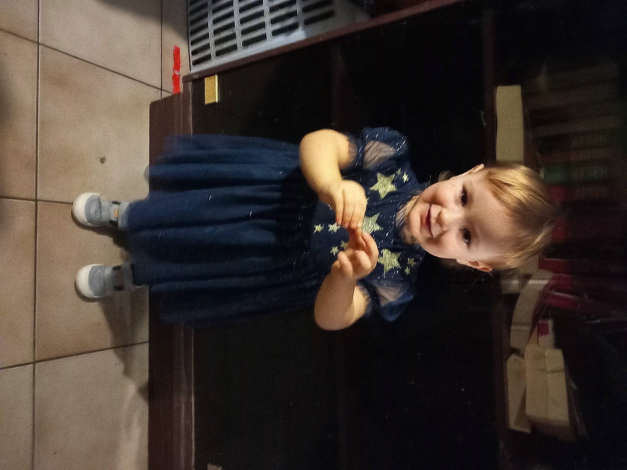 Fanny a rejoint le concours — aidez-le/la à gagner de superbes lots ! door, event, flash_photography, formal_wear, fun, gesture, happy, human_leg, joy, person, sitting, smile, tableware, thumb, toddler, window, wrist