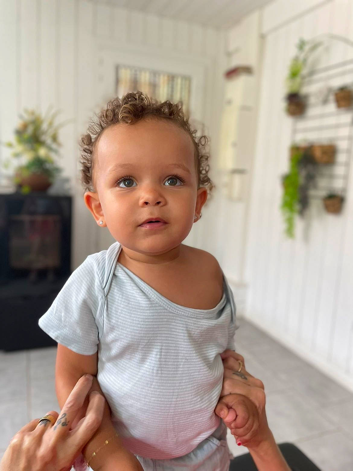 Sheyla a rejoint le concours — aidez-le/la à gagner de superbes lots ! baby, baby_toddler_clothing, cheek, child, chin, finger, flash_photography, flooring, flowerpot, gesture, hand, happy, houseplant, joint, person, plant, sitting, skin, sleeve, thumb