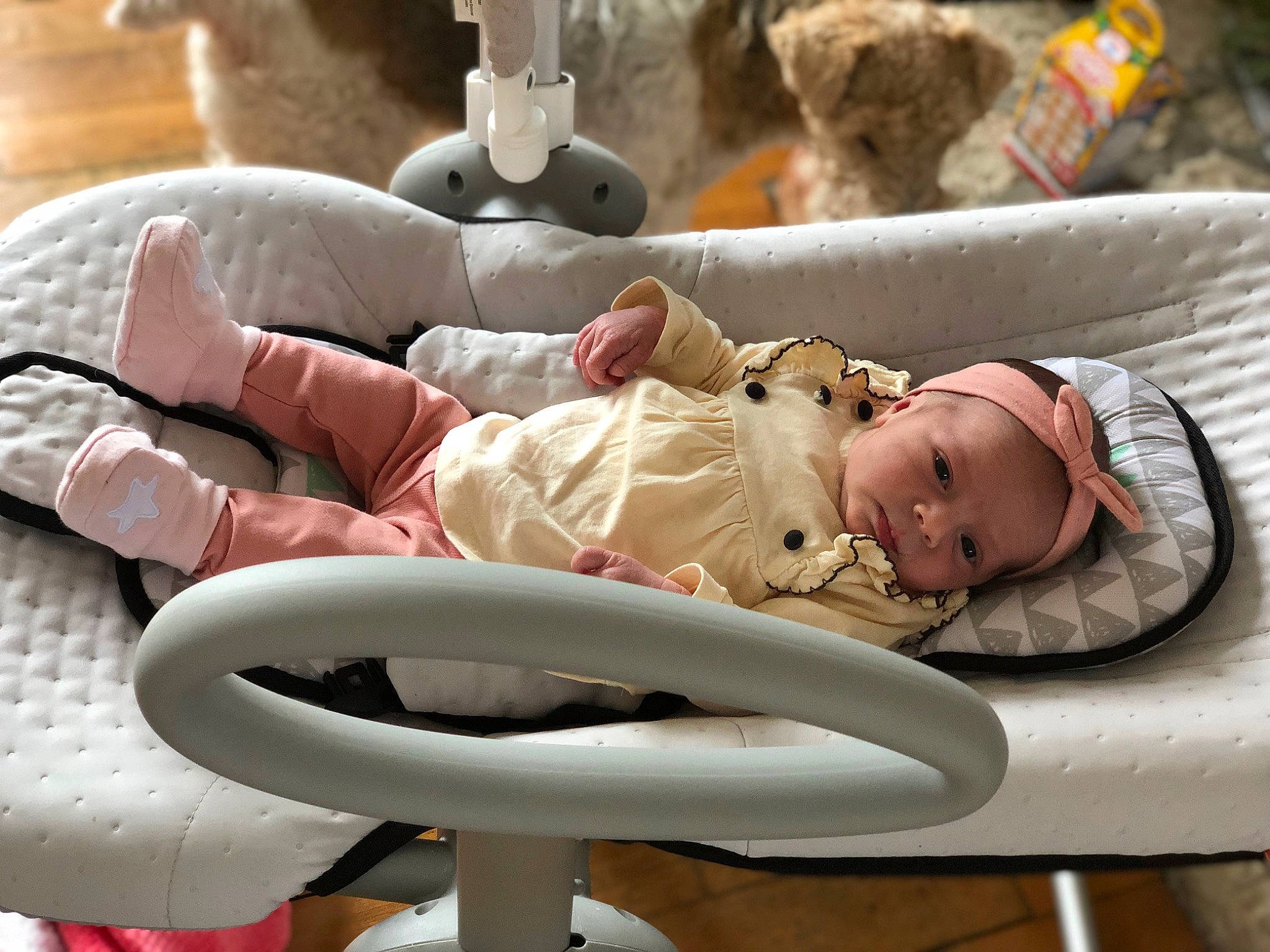 Juliette a rejoint le concours — aidez-le/la à gagner de superbes lots ! baby, baby_products, baby_safety, baby_sleeping, baby_toddler_clothing, baby_toys, bedding, child, comfort, event, facial_expression, hat, human_body, infant_bed, linens, person, sitting, skin, toddler, toy