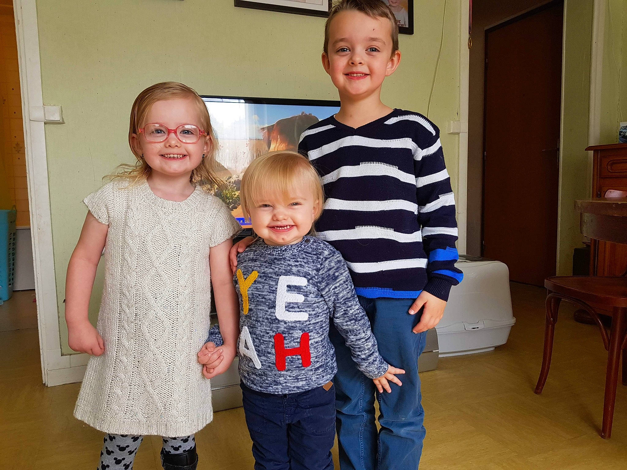 Jade participe au concours pour gagner de l'argent avec cette photo : child, event, family, joy, person, shoulder, standing, t_shirt, toddler