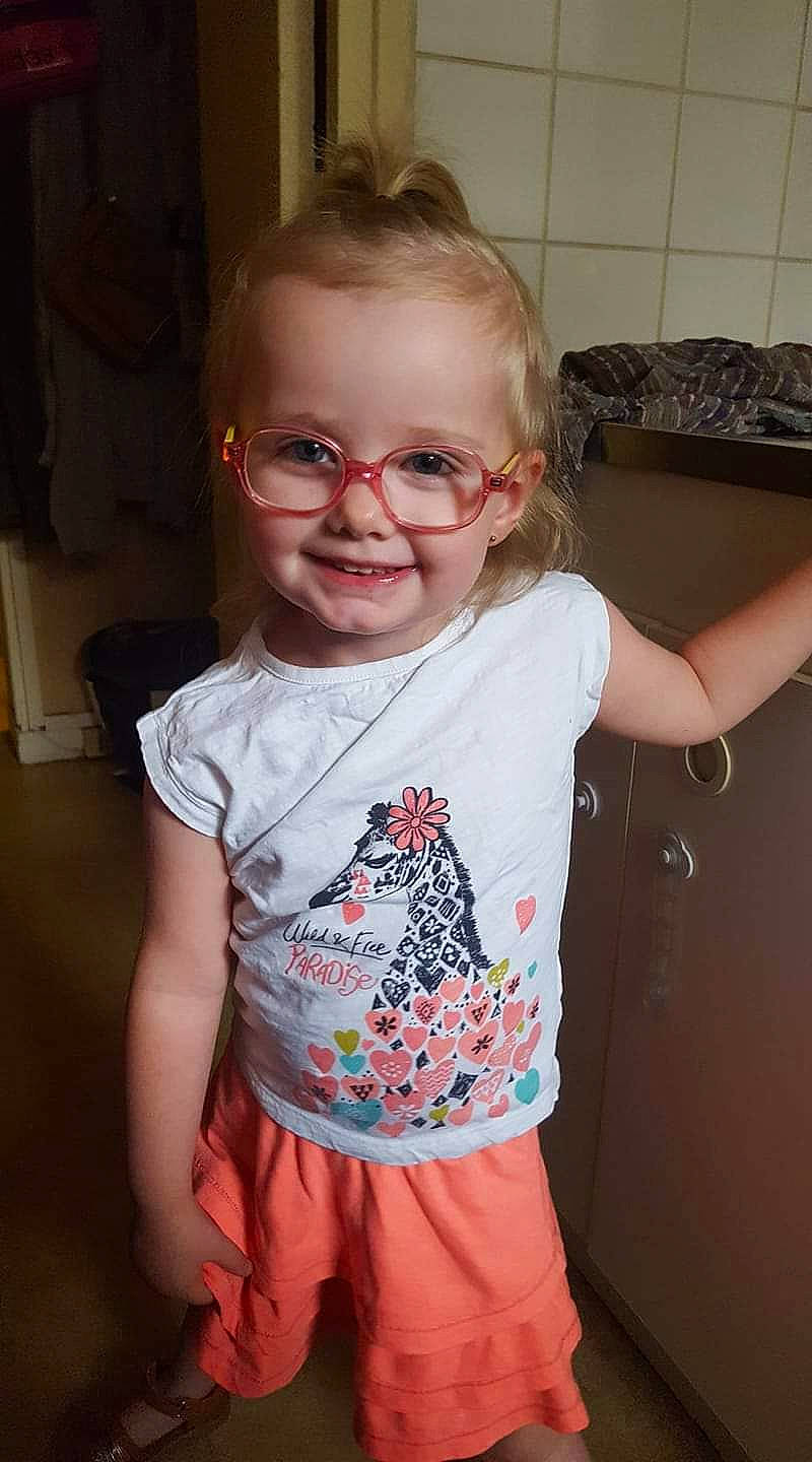 Jade participe au concours pour gagner de l'argent avec cette photo : arm, baby_toddler_clothing, cheek, child, glasses, joy, person, skin, sleeve, smile, standing, t_shirt, toddler, vision_care