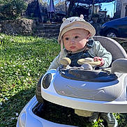 Zack a rejoint le concours — aidez-le/la à gagner de superbes lots ! baby, child, outdoor, grass, sunny, walker, hat, cute, greenery, toy, footwear, clothing, nature, daylight, vehicle, garden, expression, infant, play, person