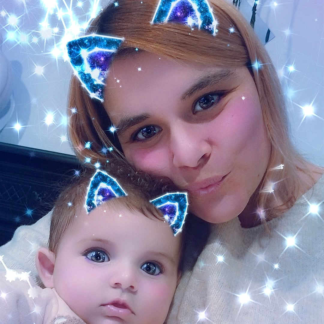 Olivia a rejoint le concours — aidez-le/la à gagner de superbes lots ! baby, child, cosmic, cute, digital_effects, face, family, filter, glowing_ears, happy, head, indoor, light_effects, person, portrait, selfie, soft_lighting, sparkles, whimsical, woman