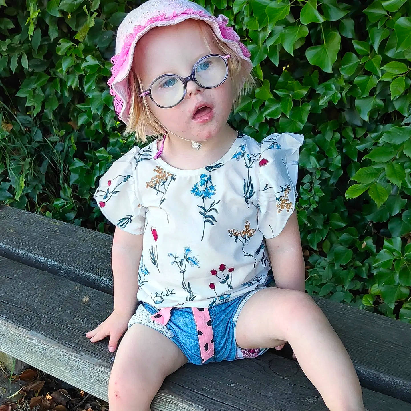 Lyna a rejoint le concours — aidez-le/la à gagner de superbes lots ! baby_toddler_clothing, cap, clothing, cool, dress, eye, eyewear, glasses, grass, green, happy, head, headgear, lip, person, photograph, pink, plant, skin, sleeve