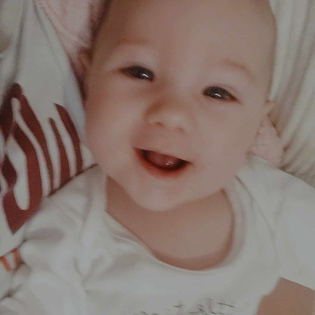 Taylor participe au concours pour gagner de l'argent avec cette photo : baby, baby_boy, baby_girl, cheerful, child, closeup, clothing, cute, face, happy, head, indoors, infant, lion_graphic, person, portrait, smiling, soft_lighting, white_outfit, young_child