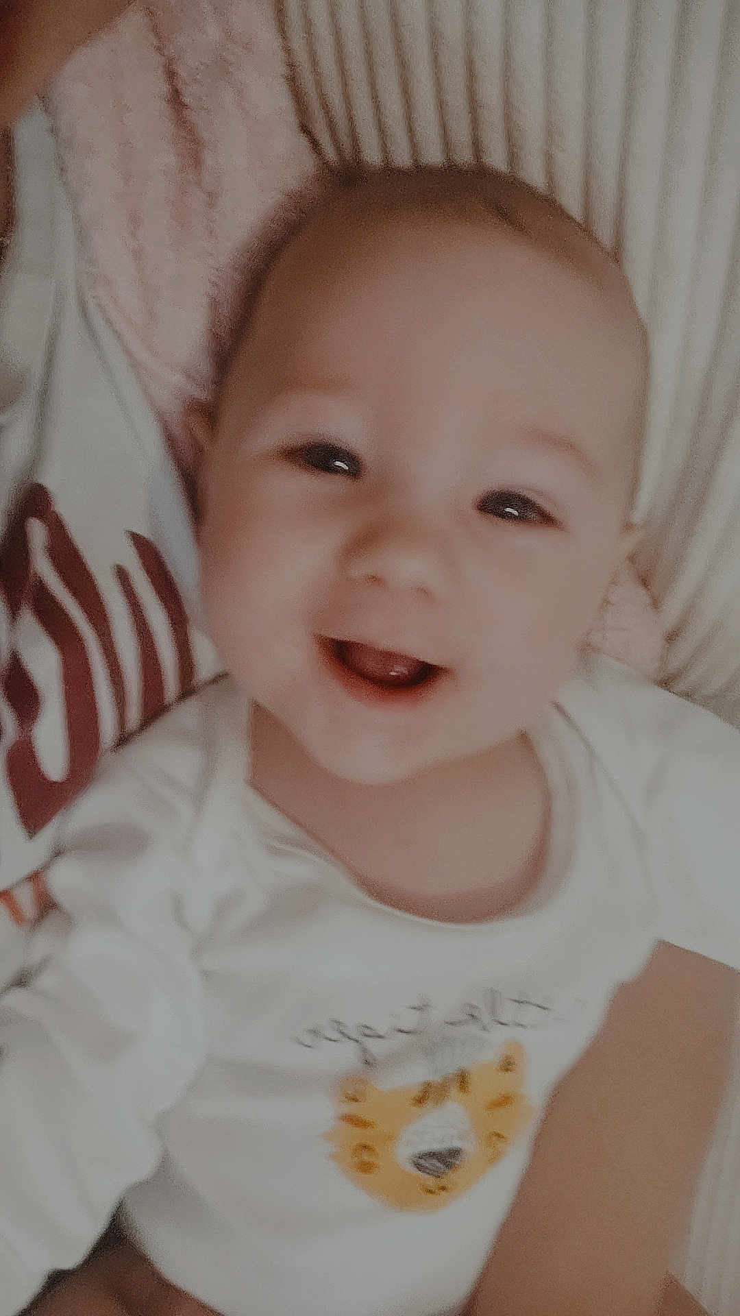 Taylor participe au concours pour gagner de l'argent avec cette photo : baby, smiling, face, child, infant, clothing, white_outfit, lion_graphic, happy, portrait, closeup, cute, indoors, person, head, young_child, soft_lighting, cheerful, baby_girl, baby_boy