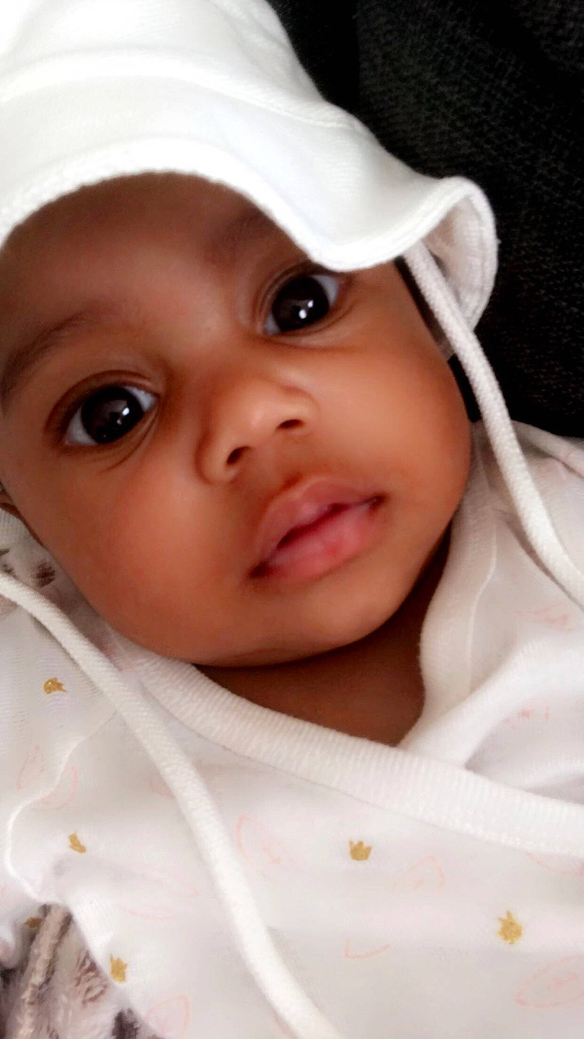 Tahani a rejoint le concours — aidez-le/la à gagner de superbes lots ! baby, cap, cheek, child, chin, eye, eyebrow, eyelash, face, facial_expression, happy, headwear, iris, lip, mouth, nose, person, product, skin, sleeve