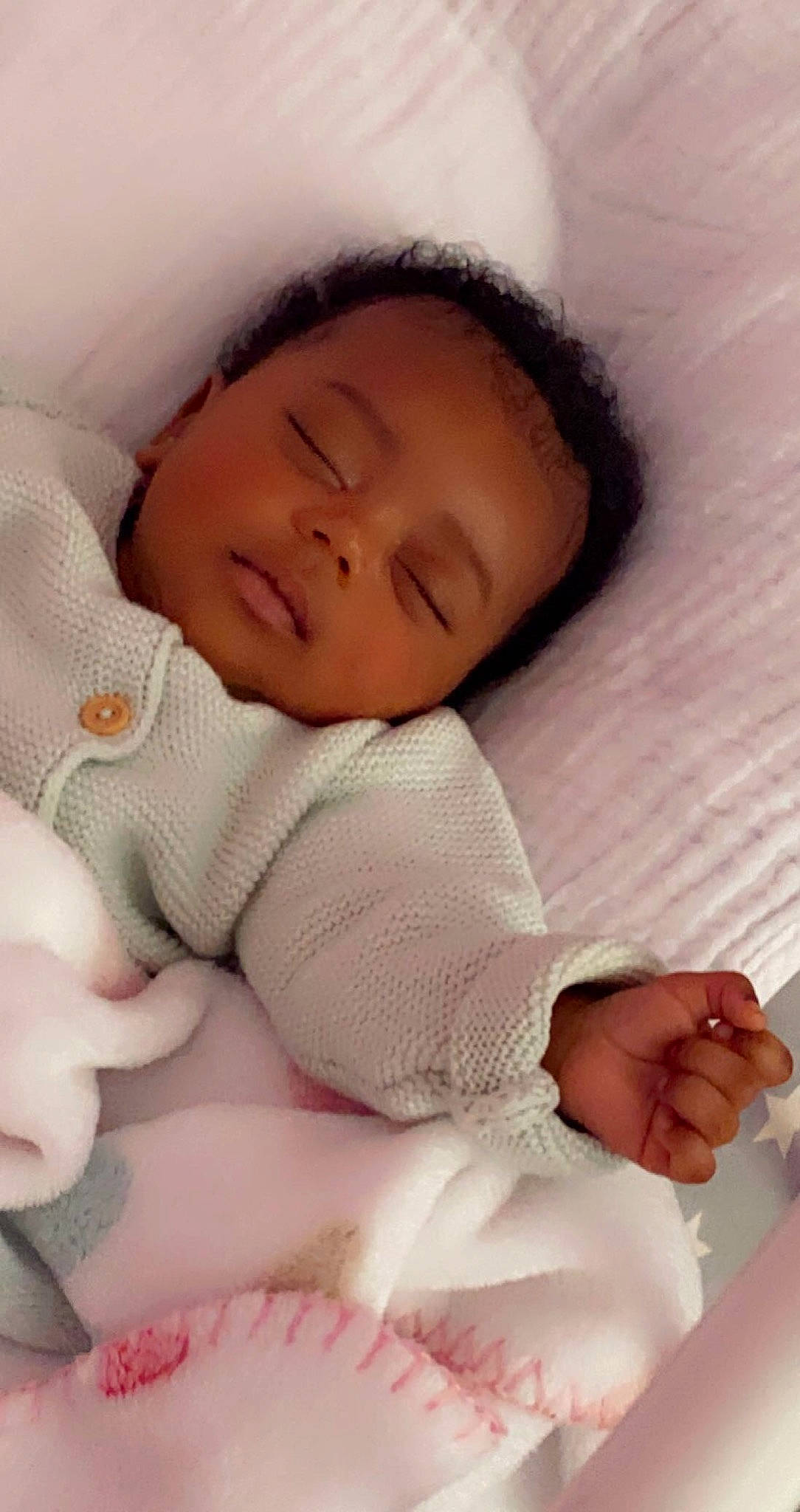 Tahani a rejoint le concours — aidez-le/la à gagner de superbes lots ! baby, baby_sleeping, baby_toddler_clothing, bedtime, cheek, child, chin, comfort, eye, eyebrow, face, head, linens, mouth, nose, person, pink, skin, textile, thumb