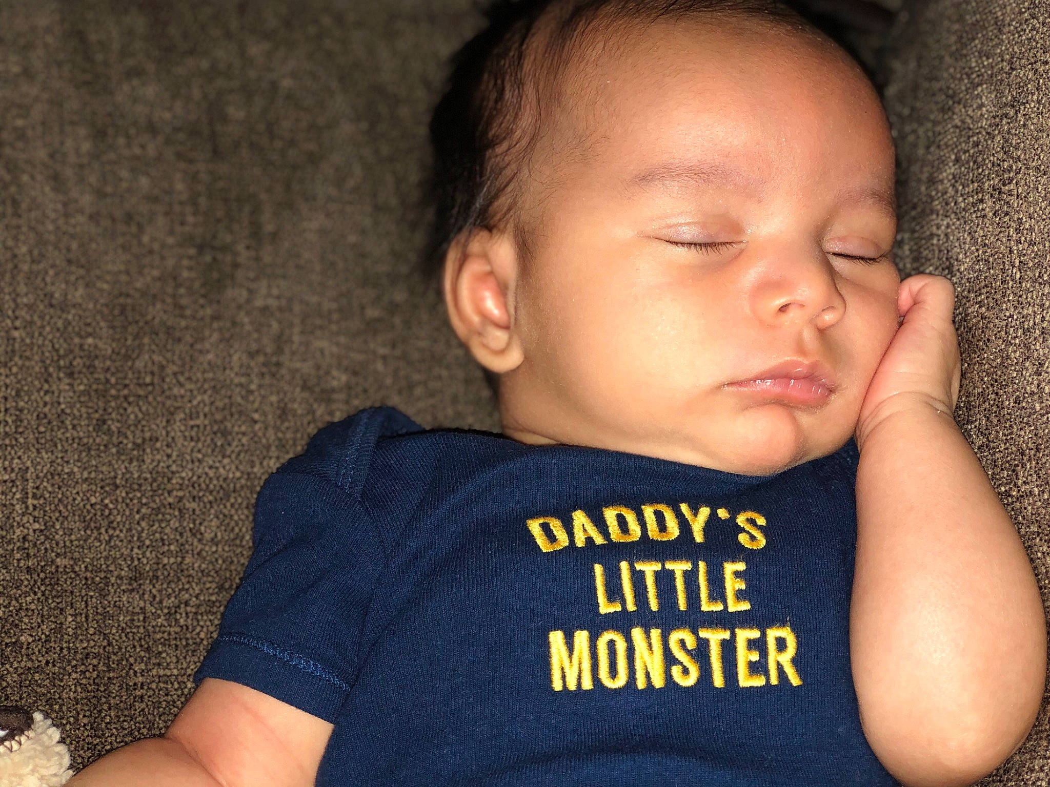 Juliano is registered to the contest to win money with this photo: arm, baby, baby_sleeping, cheek, child, chin, cool, ear, face, finger, forehead, hand, head, nap, neck, nose, person, skin, sleep, t_shirt