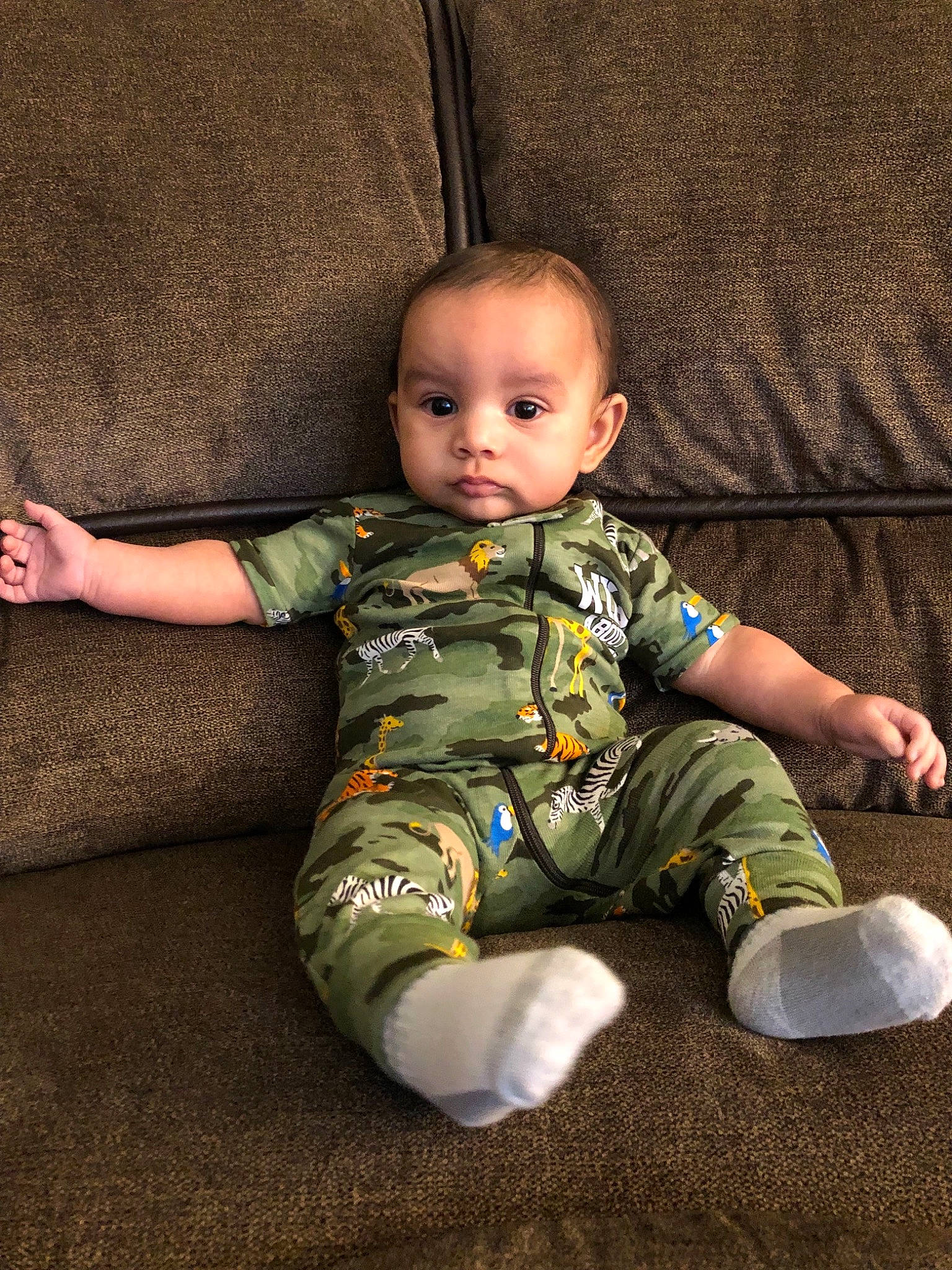 Juliano is registered to the contest to win money with this photo: baby, cheek, child, crawling, leg, person, sitting, skin, toddler