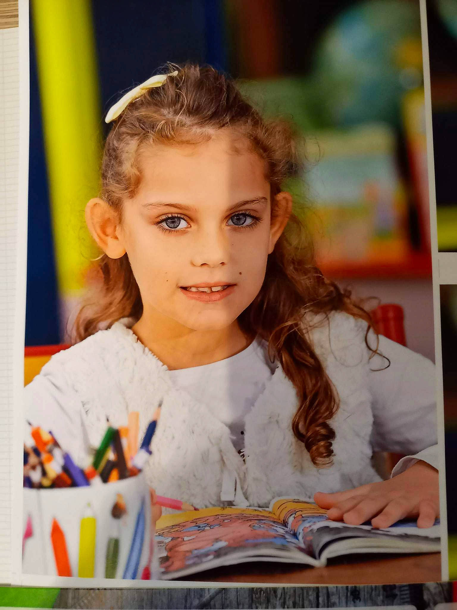 Cecilia participe au concours pour gagner de l'argent avec cette photo : blond, book, child, desk, eyelash, fashion_design, fun, hairstyle, happy, joy, learning, leisure, office_supplies, person, portrait_photography, publication, reading, recreation, room, stationery