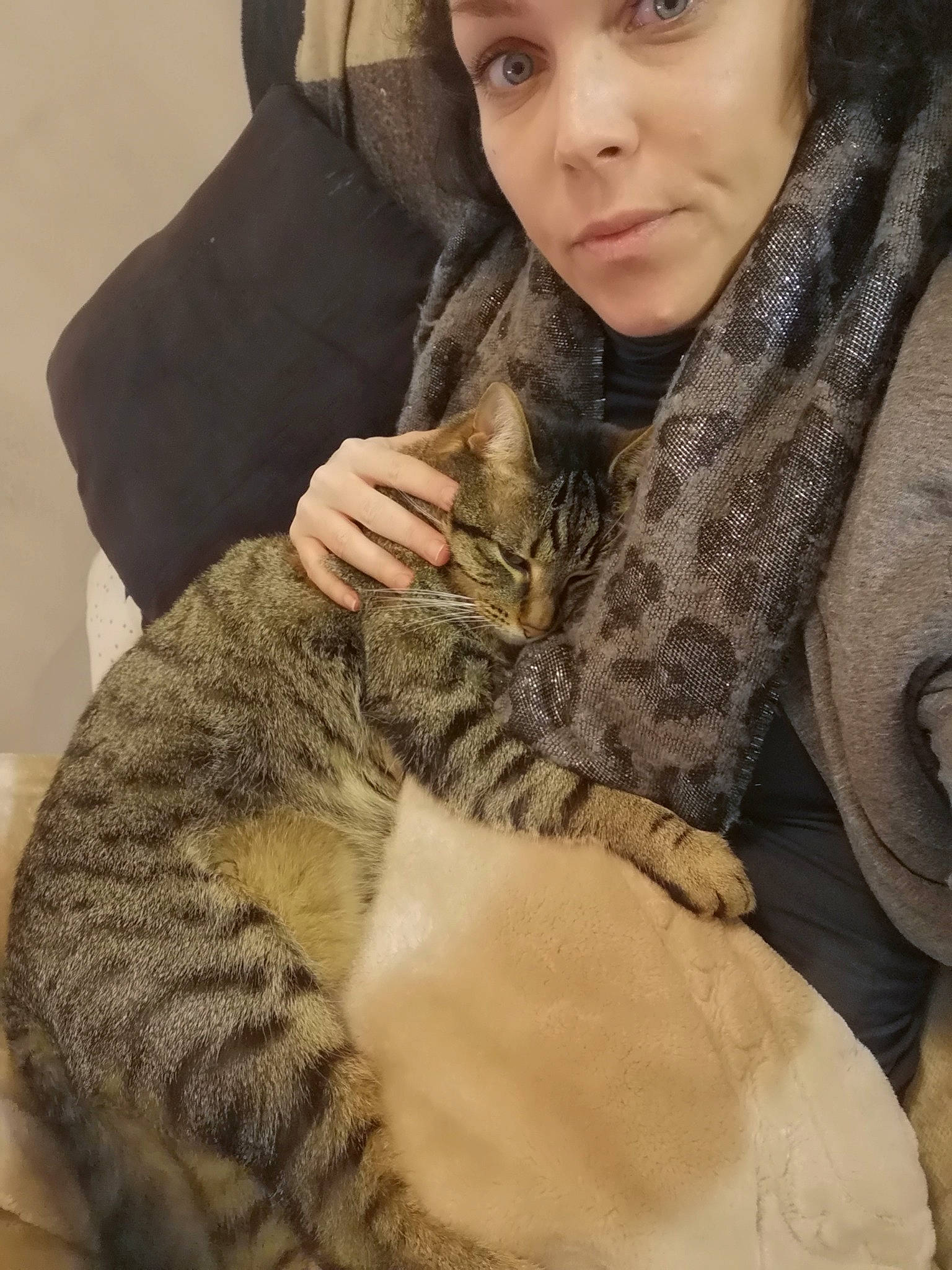 Loki participe au concours pour gagner de l'argent avec cette photo : brown_hair, child, ear, fawn, fur, fur_clothing, long_hair, outerwear, sitting, skin, textile