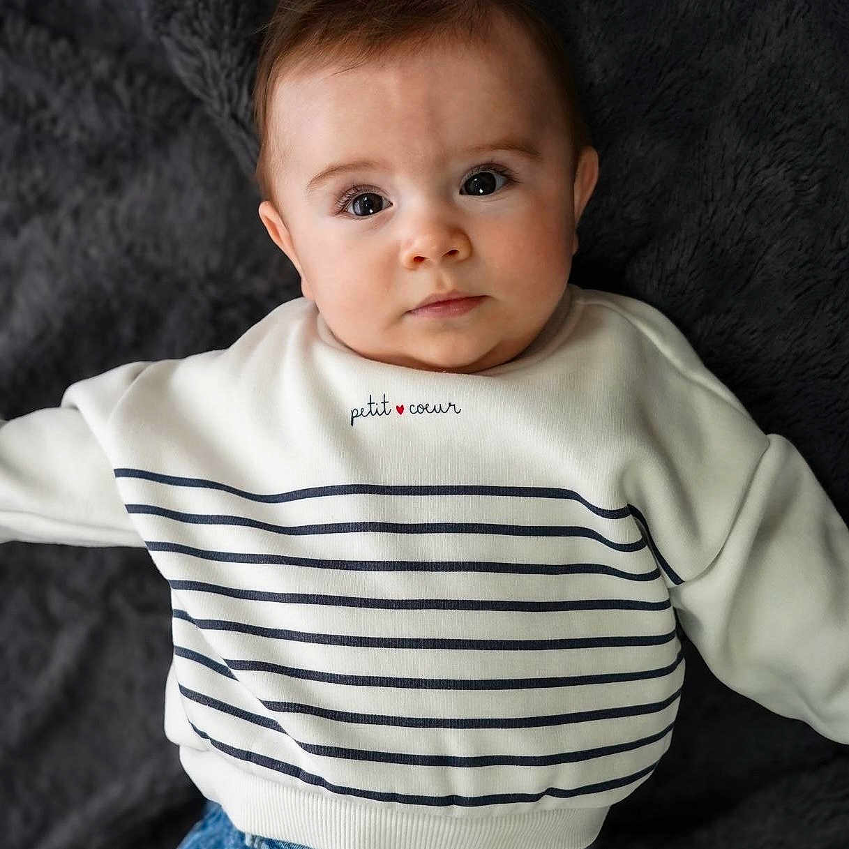 Sandrew a rejoint le concours — aidez-le/la à gagner de superbes lots ! baby, brownhair, clothing, face, hair, happy, head, jeans, knitwear, longsleeve, pants, person, photography, portrait, shirt, sleeve, smile, sweater, sweatshirt, t_shirt