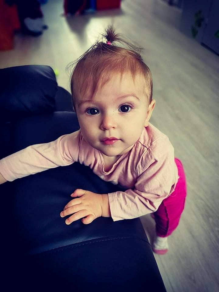 Anaëlle participe au concours pour gagner de l'argent avec cette photo : baby, baby_toddler_clothing, cheek, child, cloud, cool, electric_blue, eye, flash_photography, flooring, fun, grass, happy, iris, person, purple, sitting, skin, sleeve, tints_and_shades