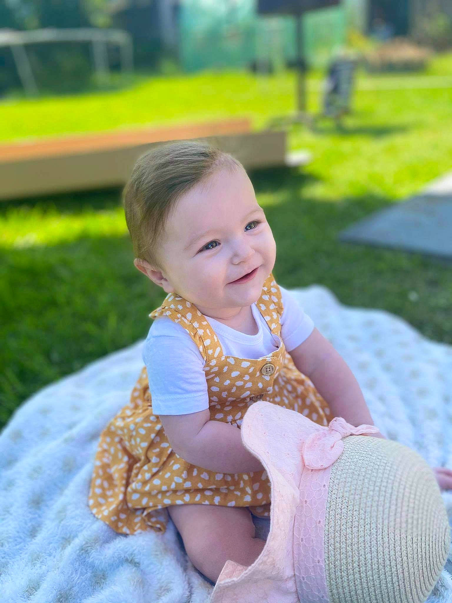 Anaëlle participe au concours pour gagner de l'argent avec cette photo : baby, baby_toddler_clothing, child, dress, facial_expression, finger, fun, grass, green, happy, joy, leisure, mammal, person, photograph, pink, plant, skin, smile, toddler