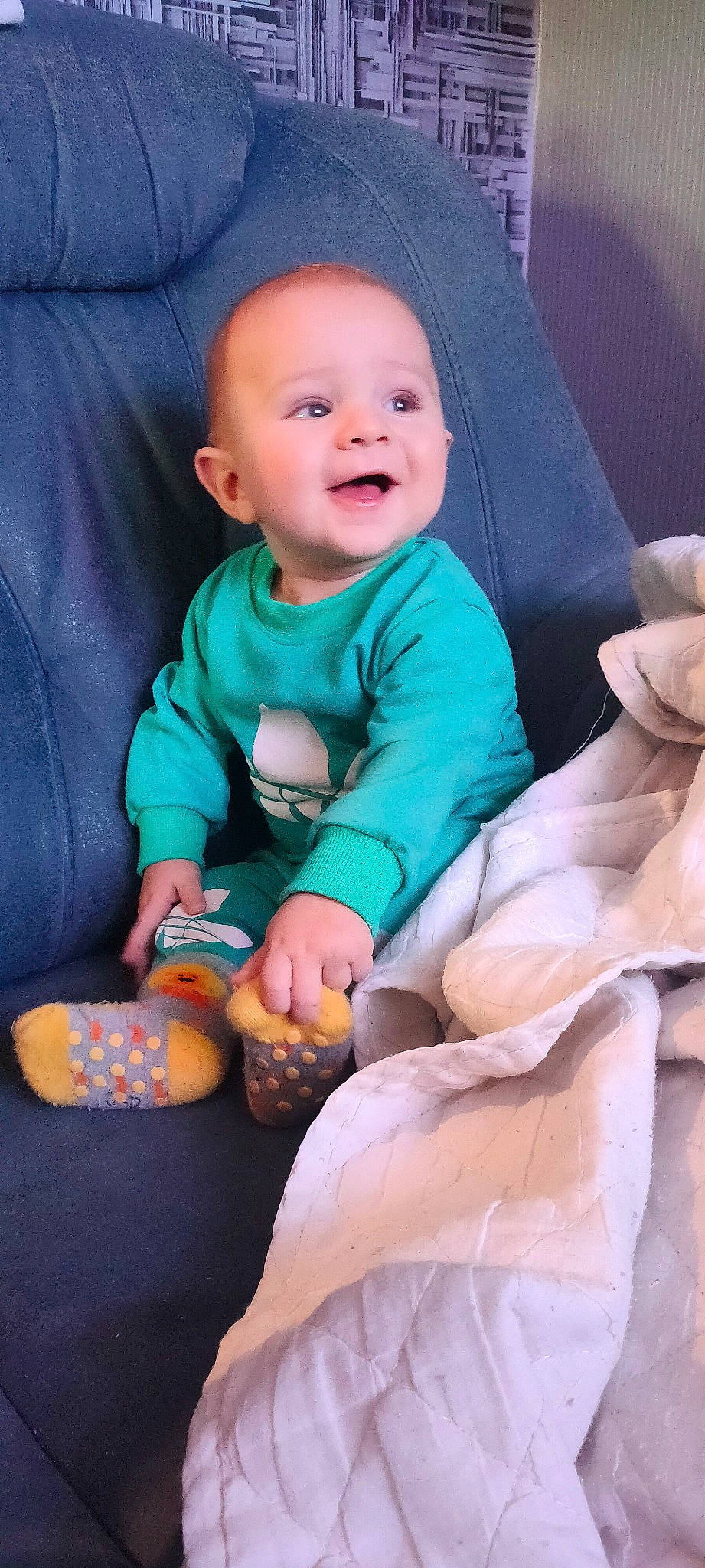 Kinsley a rejoint le concours — aidez-le/la à gagner de superbes lots ! arm, baby_toddler_clothing, cheek, comfort, eye, face, finger, gesture, hand, head, human, mouth, person, pink, product, purple, skin, sleeve, smile, textile